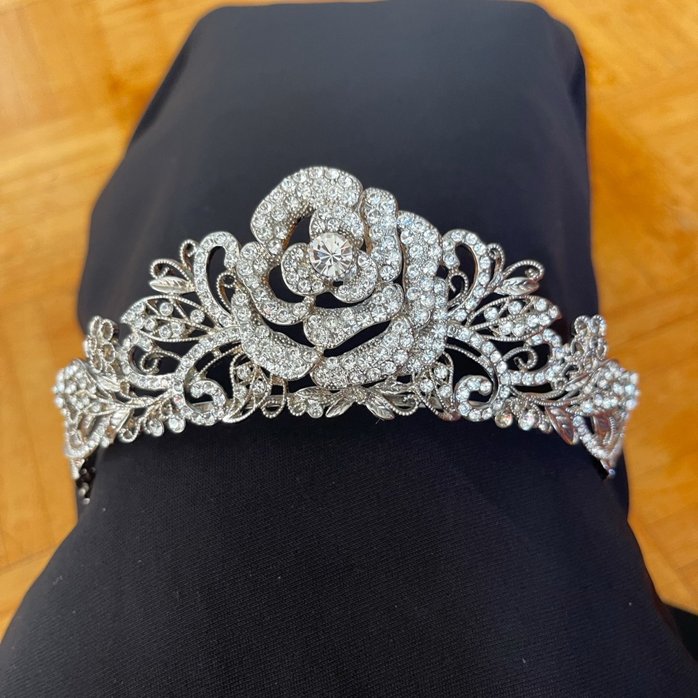 Crown - Picture 4 of 9